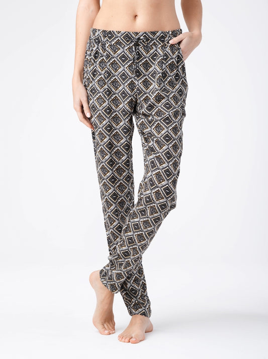 pantaloni-cu-croiala-lejera-si-model-geometric-chantal-1-2
