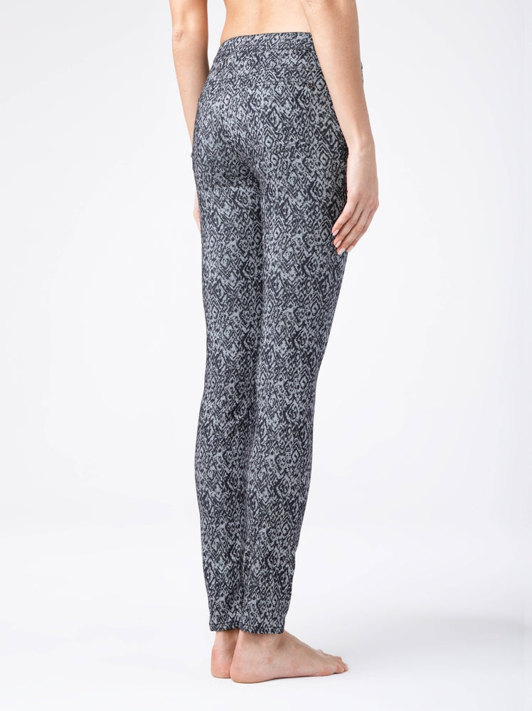 pantaloni-cu-imprimeu-monocrom-erida-1-2