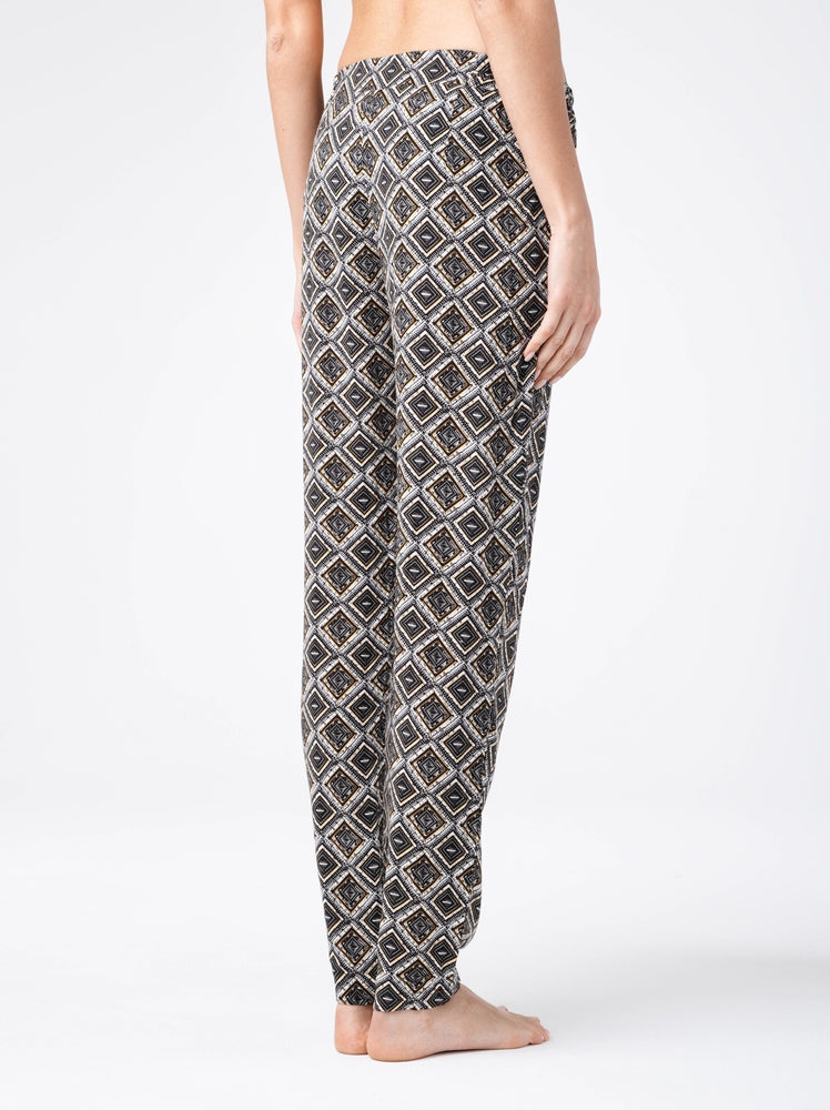 pantaloni-cu-croiala-lejera-si-model-geometric-chantal-1-0