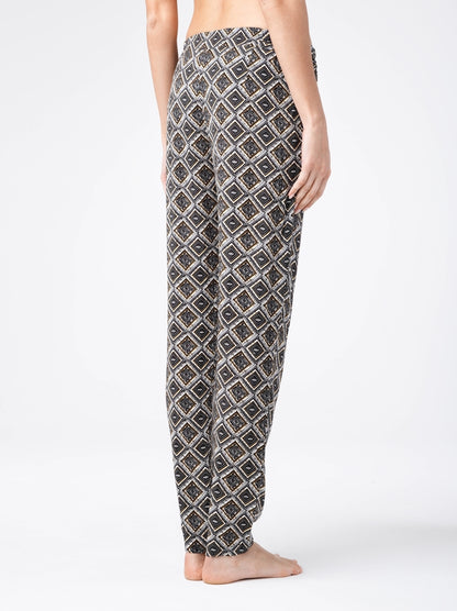 pantaloni-cu-croiala-lejera-si-model-geometric-chantal-1-0